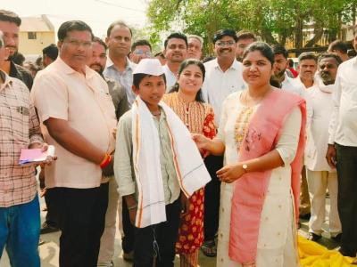 शेतमाल विक्रीस आणणाऱ्या शेतकरी यांचा सत्कार करताना मान्यवर